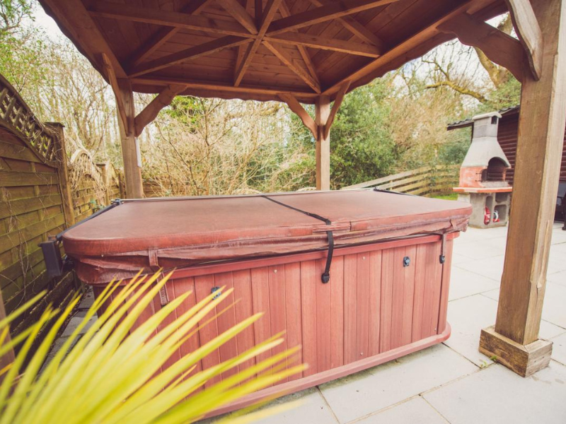 Heronstone Lodges - Red Kite Lodge No. 12 (Hot Tub)